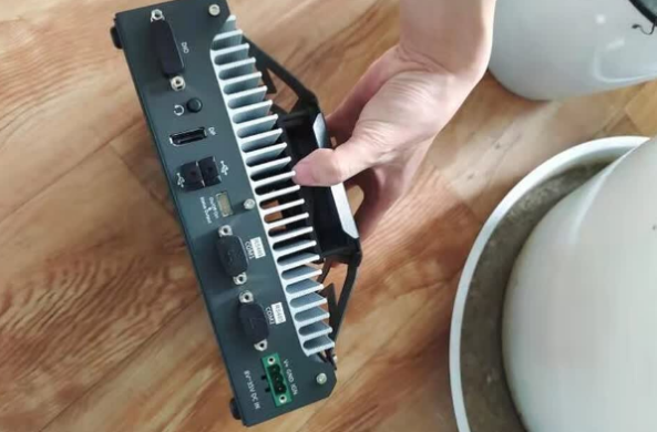 星亿嵌入式工控机.png 星亿嵌入式工控机.png