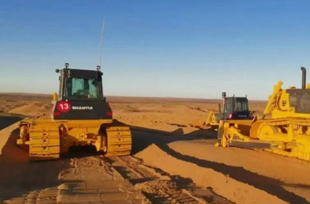 沙漠矿区中的挖掘机装备.png 沙漠矿区中的挖掘机装备.png